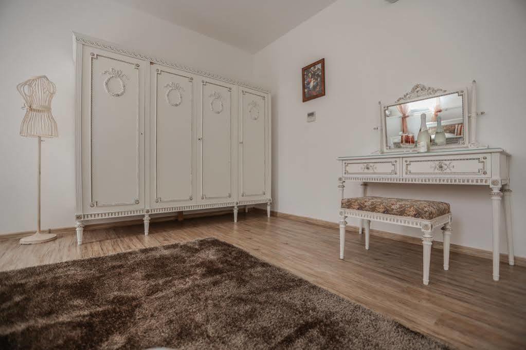Royal Apartmany Dobris Buitenkant foto