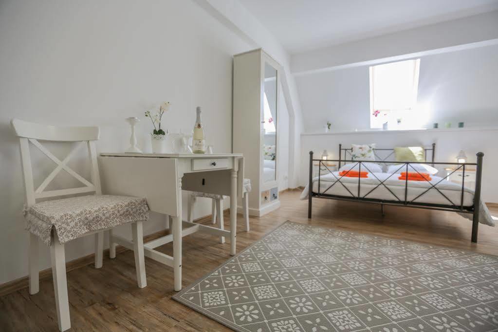 Royal Apartmany Dobris Buitenkant foto
